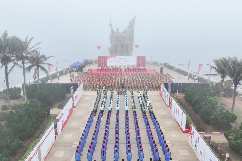 圖片6.大霧中的儀式顯得格外莊重。海南省軍區(qū)供圖.jpg