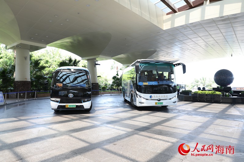 新能源接駁車在論壇會場外穿梭，為嘉賓提供綠色出行服務。人民網(wǎng)記者 符武平攝