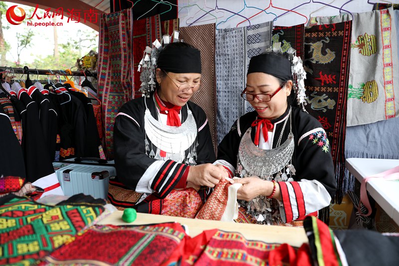 非遺代表性傳承人在活動現(xiàn)場繡黎錦。人民網(wǎng)記者 符武平攝