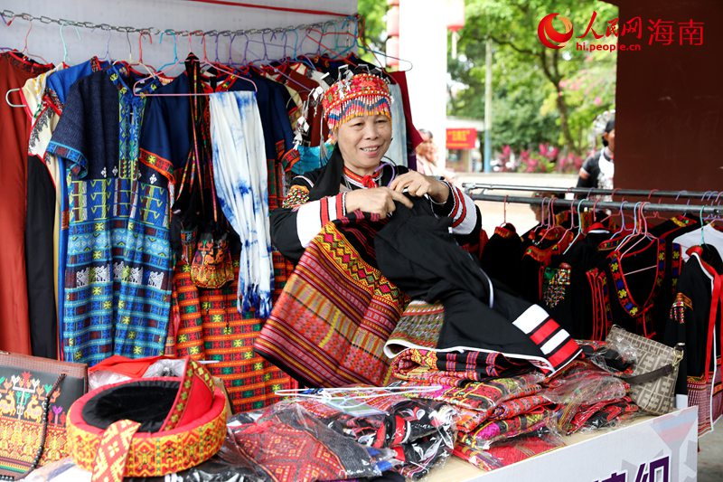 色彩斑斕的黎錦服飾。人民網(wǎng)記者 符武平攝