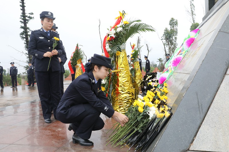 民警獻(xiàn)花。符開雄攝