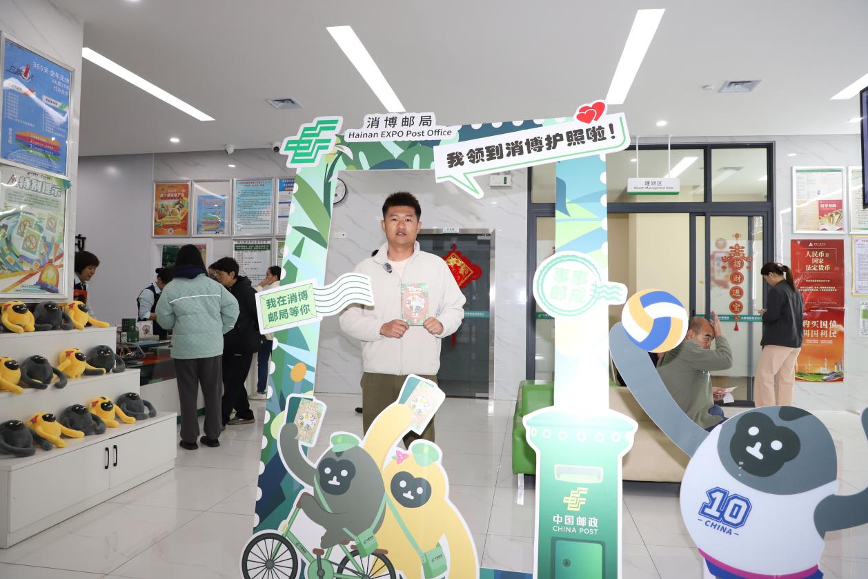 市民曾先生領(lǐng)取護(hù)照后拍照打卡