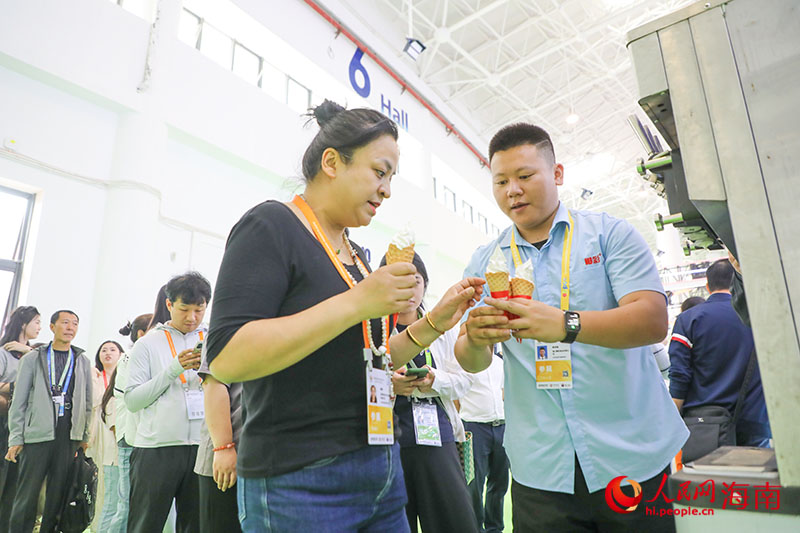 鮮椰冰淇淋吸引眾多觀展者前來品嘗。人民網(wǎng)記者 牛良玉攝