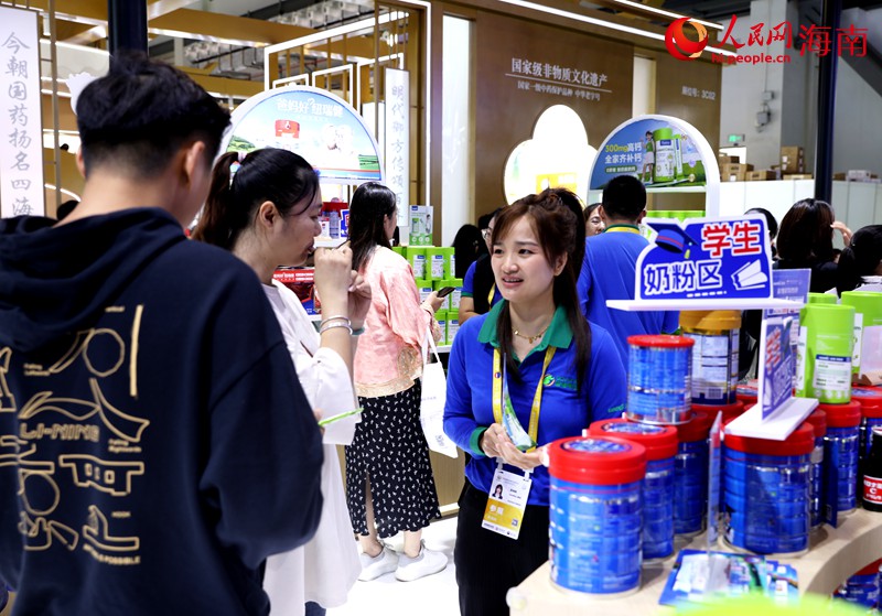 消費者在展臺了解高培產(chǎn)品。人民網(wǎng)記者 符武平攝