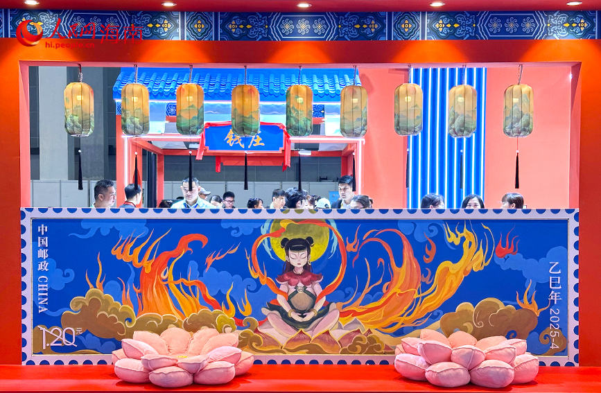 4號(hào)館的消博郵局將中國(guó)經(jīng)典動(dòng)漫形象與郵政文化元素深度結(jié)合,創(chuàng)意式消費(fèi)場(chǎng)景深受參展商和觀(guān)展市民喜歡。人民網(wǎng) 劉楊攝