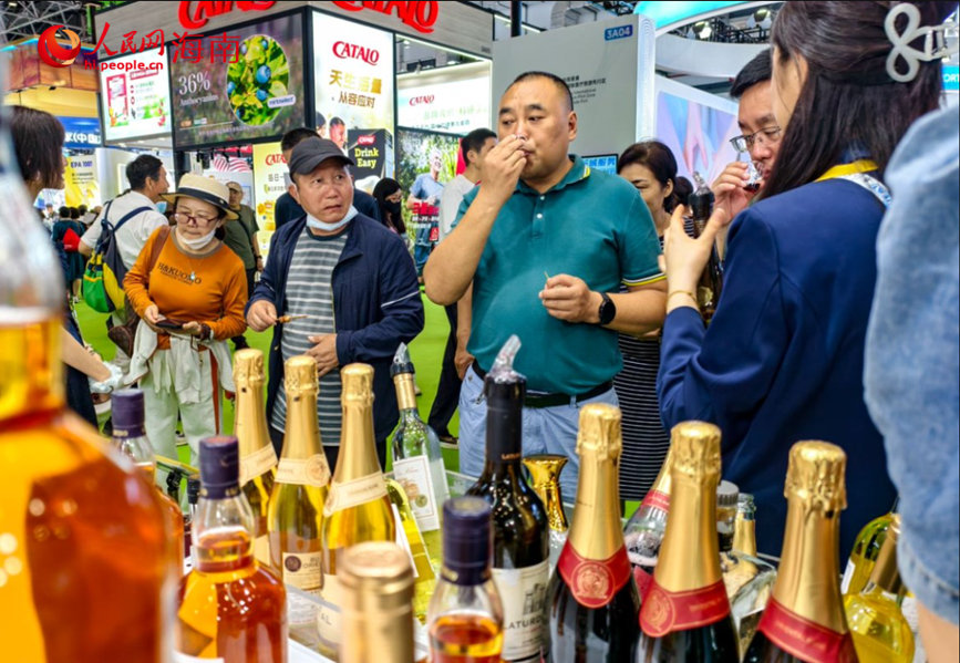 觀眾在第五屆消博會(huì)上品嘗酒類產(chǎn)品。人民網(wǎng) 符澤民攝