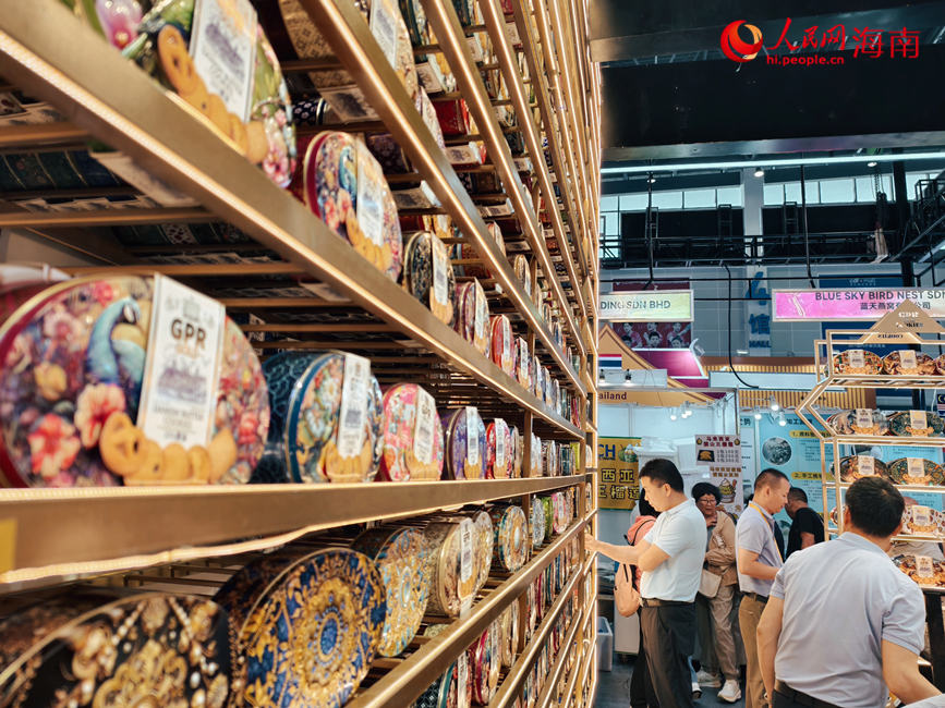 觀眾在第五屆消博會(huì)上選購(gòu)4號(hào)館展出的產(chǎn)品。人民網(wǎng) 符澤民攝