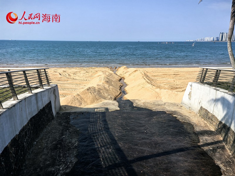 西海岸海灘排水口有少量水排入大海。