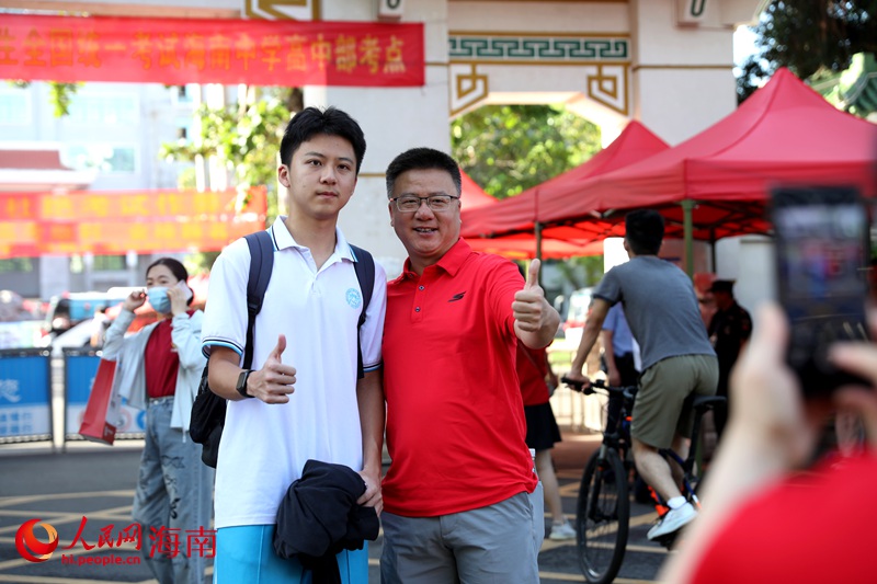 家長給考生加油打氣。人民網(wǎng)記者 符武平攝