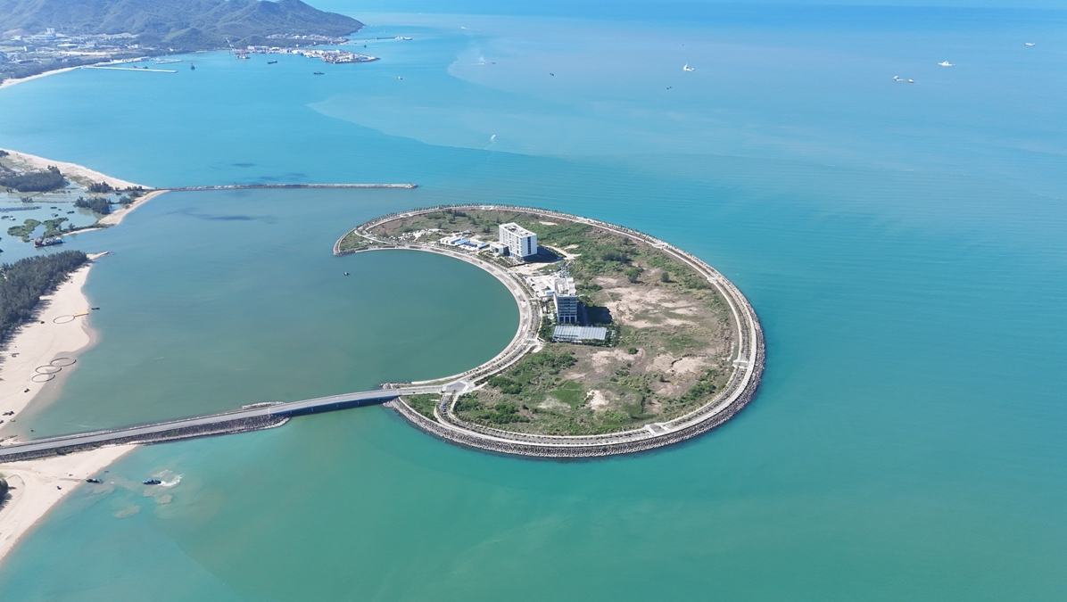 海南有個(gè)“月亮島”智慧“苗圃”里藏著啥？看“行進(jìn)中國”探秘這座種質(zhì)資源“安全自由島” 的生態(tài)密碼……