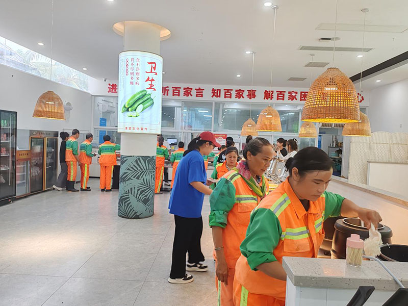 村辦食堂內(nèi)，大家正有序用餐。博后村委會(huì)供圖