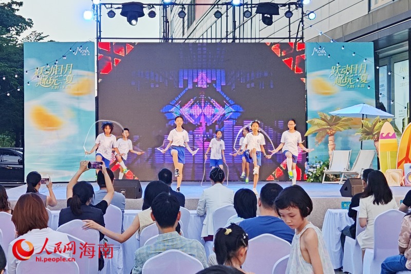 啟動(dòng)儀式上，運(yùn)動(dòng)少年們表演花式跳繩。 人民網(wǎng) 枉源攝