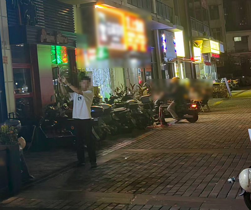 犯罪嫌疑人林某指認(rèn)其實(shí)施高空拋物的現(xiàn)場。?？诰焦﹫D