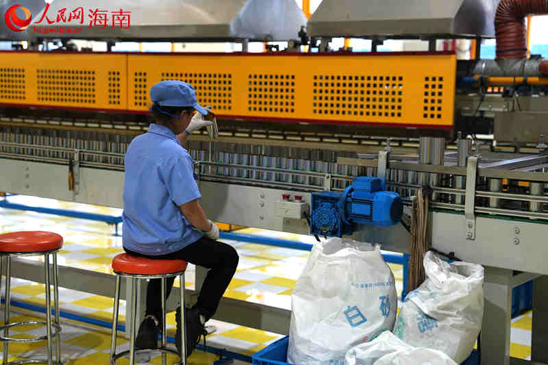 椰樹集團智能化生產(chǎn)線。 人民網(wǎng)記者 孟凡盛攝