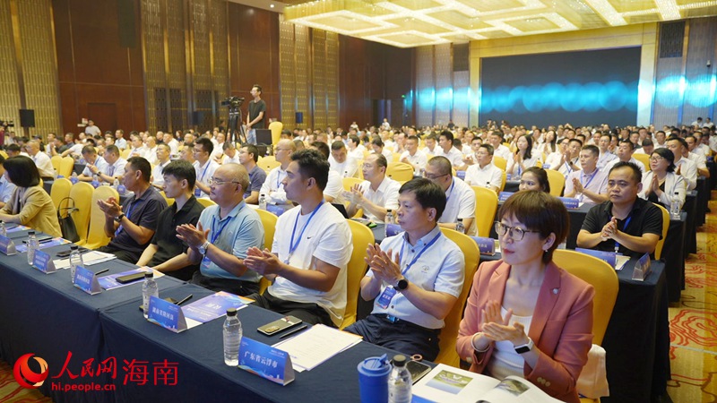 企業(yè)家、專家學者集聚一堂，共同探討臨高鄉(xiāng)村振興發(fā)展的創(chuàng)新模式與發(fā)展路徑。人民網(wǎng)記者 符武平攝
