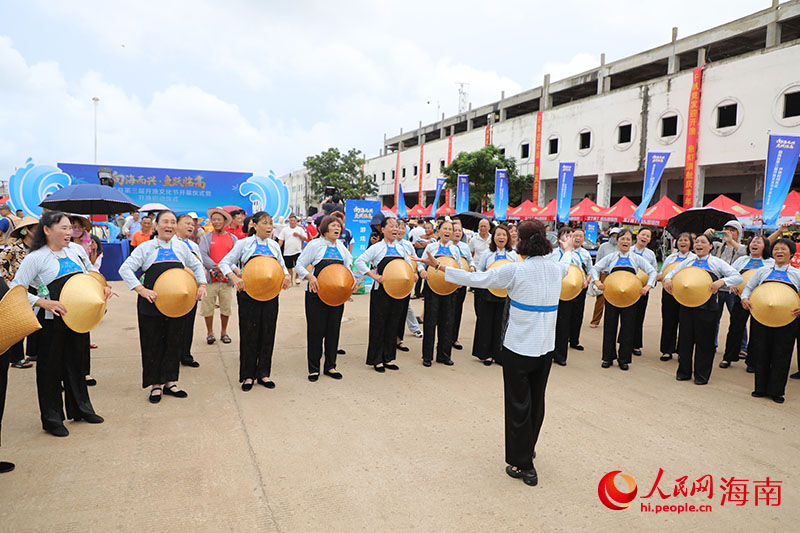 漁民現(xiàn)場唱起臨高傳統(tǒng)民歌哩哩美。人民網(wǎng)記者 牛良玉攝