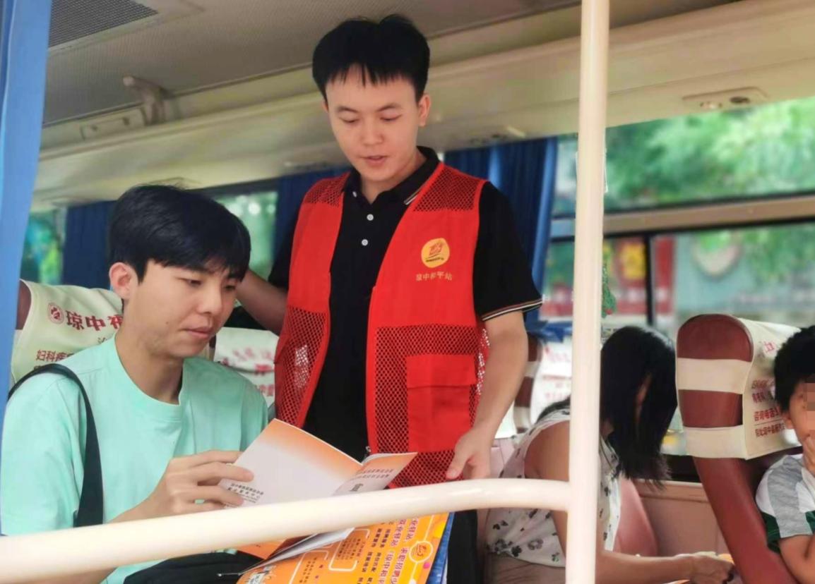 就業(yè)驛站工作人員給乘客講解就業(yè)政策。就業(yè)驛站供圖