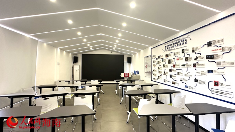 中國電子贊助建立的海南省第一所半導(dǎo)體科普研學(xué)基地的多媒體教室。人民網(wǎng)記者 符武平攝