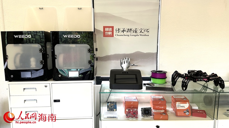 半導(dǎo)體科普研學(xué)基地里的先進(jìn)科技設(shè)備。人民網(wǎng)記者 符武平攝
