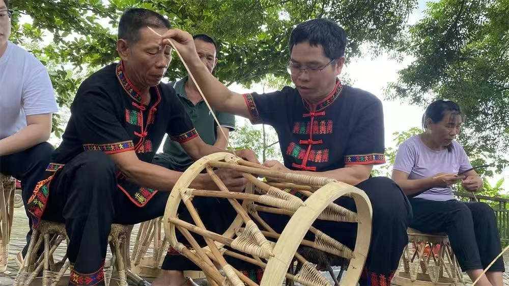 昌江村民全面系統(tǒng)地學(xué)習(xí)黎族牛皮凳制作技藝