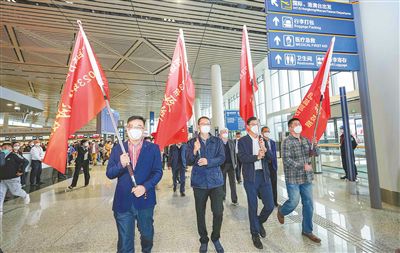 海南“百場萬崗·四城同辦” 2023年校招活動出發(fā)儀式舉行12月20日，海南“百場萬崗·四城同辦”2023年校招活動出發(fā)儀式在海口市美蘭機場舉行。21日，海南省將在上海市、湖北省武漢市、湖南省長沙市、四川省成都市同步開展招才引智活動。